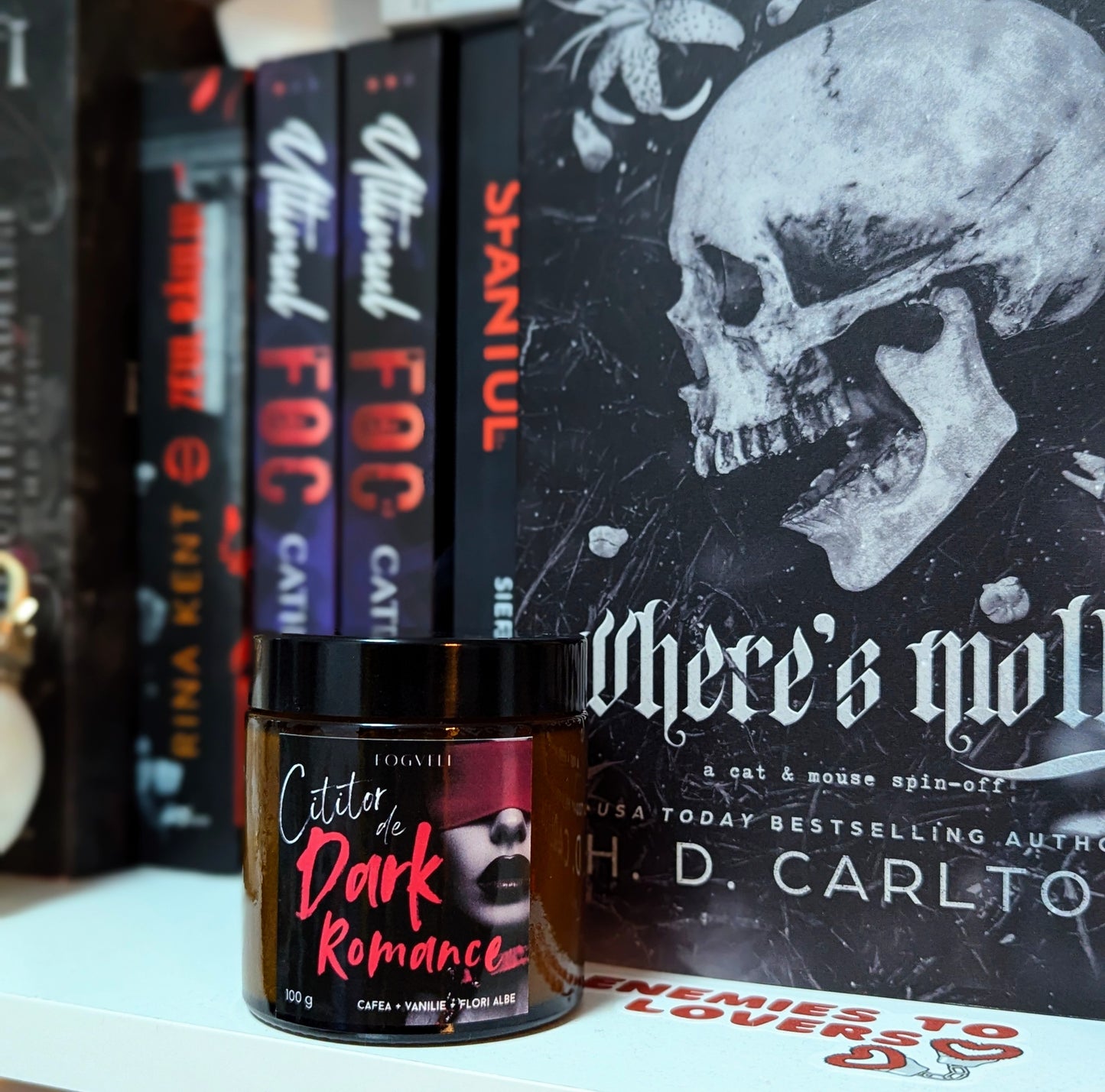 Lumânare Cititor de Dark Romance - Cafea, Vanilie, Flori albe