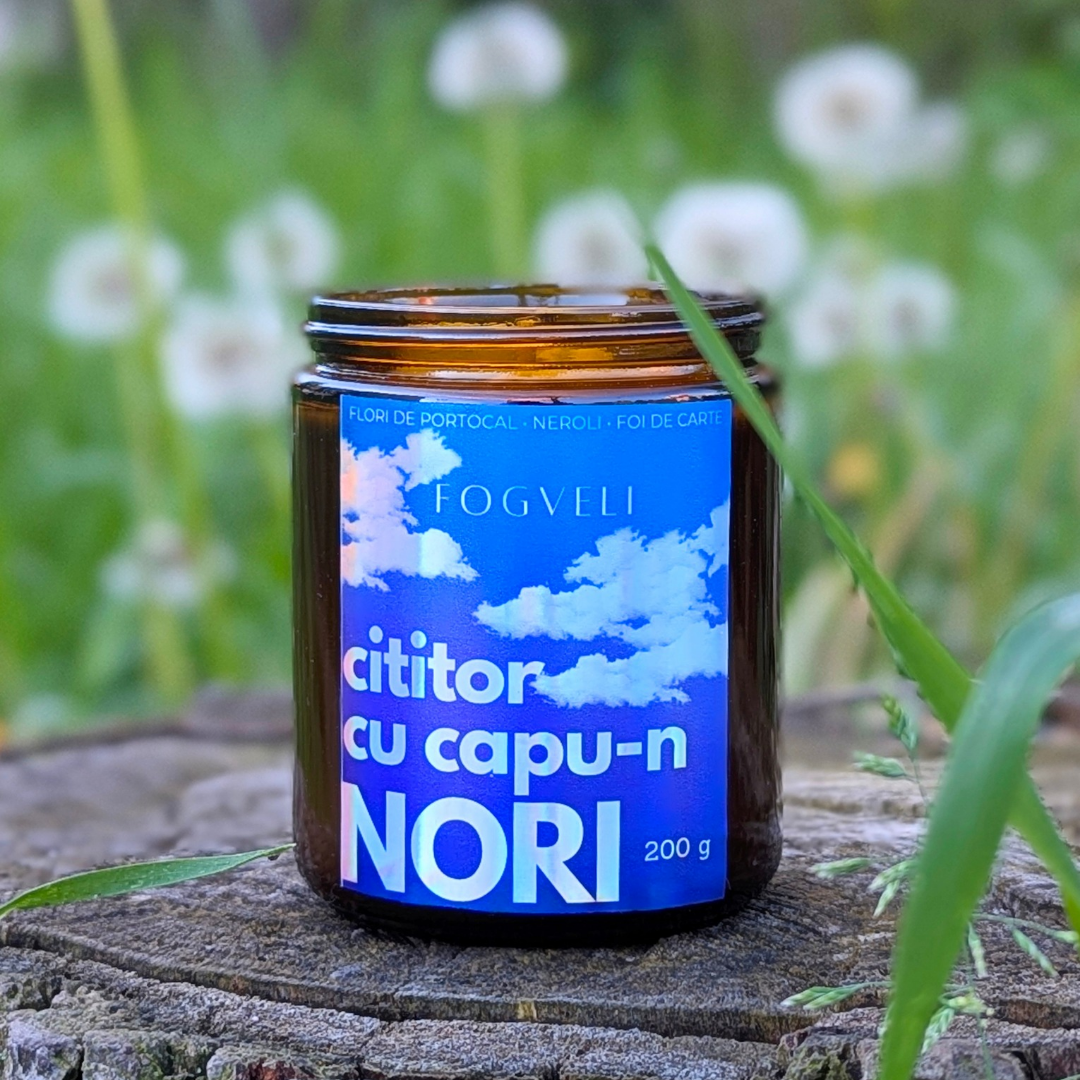 Lumânare Cititor cu capu-n nori - Flori de portocal, Neroli, foi de carte & aromă surpriză ✨ 200g