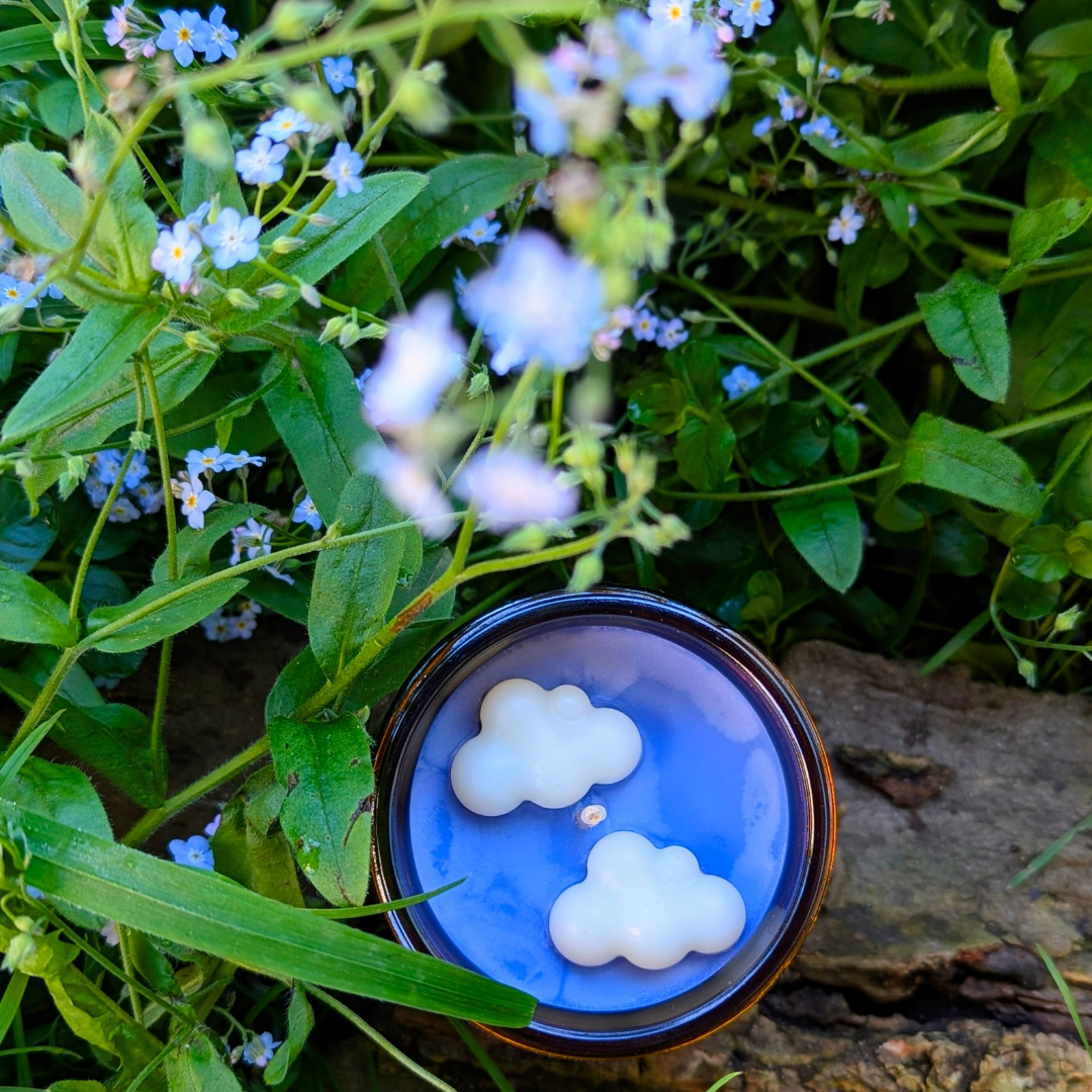 Lumânare Cititor cu capu-n nori - Flori de portocal, Neroli, foi de carte & aromă surpriză ✨ 200g