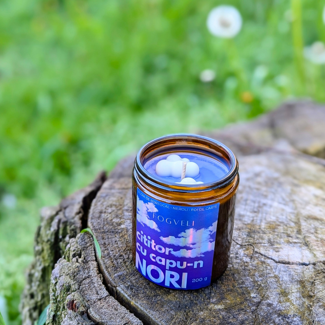Lumânare Cititor cu capu-n nori - Flori de portocal, Neroli, foi de carte & aromă surpriză ✨ 200g