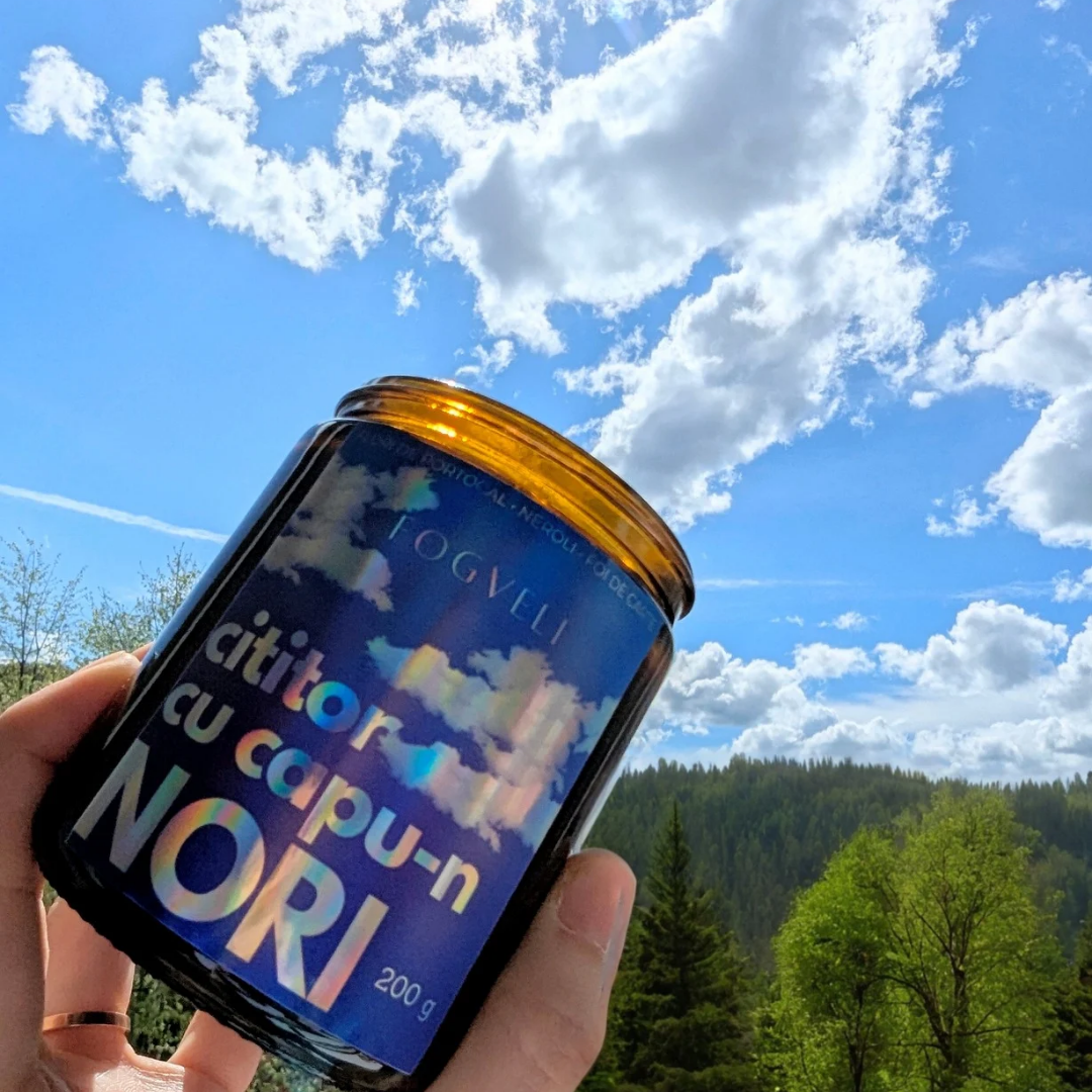Lumânare Cititor cu capu-n nori - Flori de portocal, Neroli, foi de carte & aromă surpriză ✨ 200g