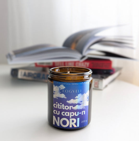 Lumânare Cititor cu capu-n nori - Flori de portocal, Neroli, foi de carte & aromă surpriză ✨ 200g
