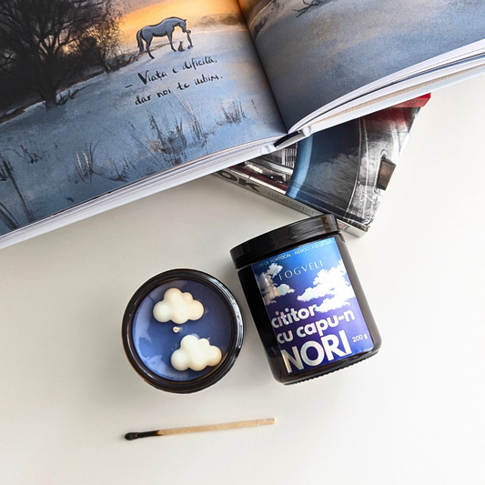 Lumânare Cititor cu capu-n nori - Flori de portocal, Neroli, foi de carte & aromă surpriză ✨ 200g